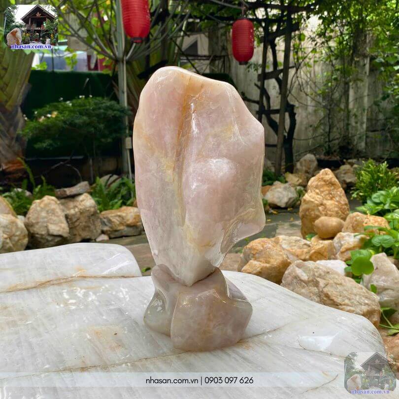Trụ đá thạch anh hồng tự nhiên khi được chụp từ góc nghiêng Trụ đá thạch anh hồng tự nhiên khi được chụp từ góc nghiêng