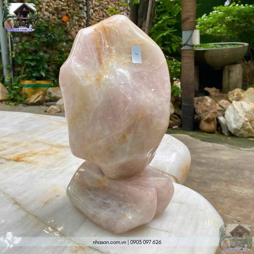 Cận cảnh vẻ đẹp của trụ đá thạch anh hồng tự nhiên được chụp tại kho đá Nhà Sàn Tây Nguyên Cận cảnh vẻ đẹp của trụ đá thạch anh hồng tự nhiên được chụp tại kho đá Nhà Sàn Tây Nguyên