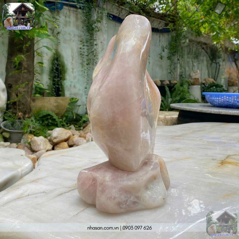Với chiều cao 29cm trụ đá thạch anh hồng này thích hợp với nhiều không gian nội thất sang trọng Với chiều cao 29cm trụ đá thạch anh hồng này thích hợp với nhiều không gian nội thất sang trọng