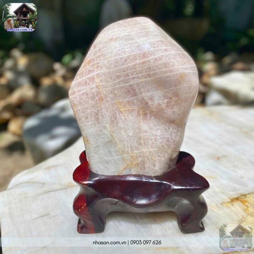 Trụ đá thạch anh hồng tự nhiên T418 sở hữu tông màu trấm ấm và hiếm gặp Trụ đá thạch anh hồng tự nhiên T418 sở hữu tông màu trấm ấm và hiếm gặp