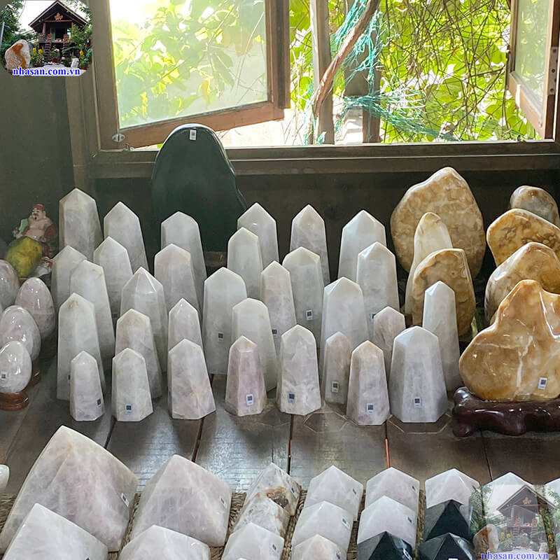 Trụ thạch anh lục giác dao động theo màu sắc đậm nhạt, có nứt phèn Trụ thạch anh lục giác dao động theo màu sắc đậm nhạt, có nứt phèn