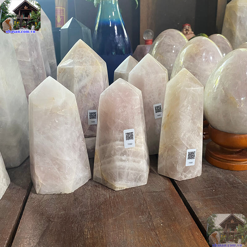 Đặt trụ đá thạch anh lục giác lên bàn làm việc, bàn học, văn phòng Đặt trụ đá thạch anh lục giác lên bàn làm việc, bàn học, văn phòng