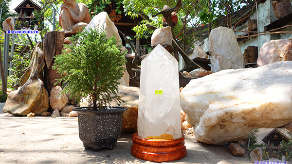 Trụ đá thạch anh trắng tinh thể có giá trị phong thủy cao Trụ đá thạch anh trắng tinh thể có giá trị phong thủy cao