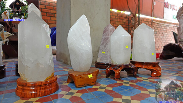 Trụ đá thạch anh tinh thể đặt ở đâu để tài lộc dư dả Trụ đá thạch anh tinh thể đặt ở đâu để tài lộc dư dả