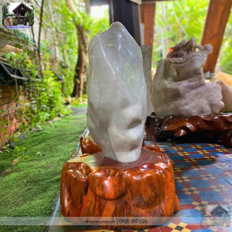 Cận cảnh bề mặt nhẵn bóng và năng lượng đỉnh cao của trụ đá thạch anh trắng trấn trạch 87kg Cận cảnh bề mặt nhẵn bóng và năng lượng đỉnh cao của trụ đá thạch anh trắng trấn trạch 87kg