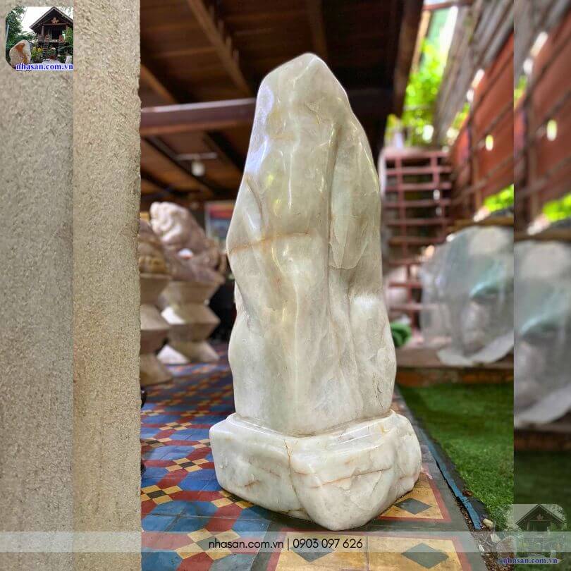 Xu hướng sử dụng trụ đá thạch anh trắng đánh bóng sang trọng để trấn trạch trong nhà Xu hướng sử dụng trụ đá thạch anh trắng đánh bóng sang trọng để trấn trạch trong nhà