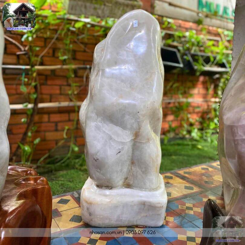 Trụ đá thạch anh trắng giúp khử sóng từ, cải thiện phong thủy và thu hút tài khí. Trụ đá thạch anh trắng giúp khử sóng từ, cải thiện phong thủy và thu hút tài khí.