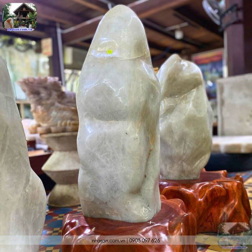 Trụ đá thạch anh trắng tự nhiên Việt Nam nguyên khối nặng 70kg chưa đế, vượng khí cho không gian. Trụ đá thạch anh trắng tự nhiên Việt Nam nguyên khối nặng 70kg chưa đế, vượng khí cho không gian.