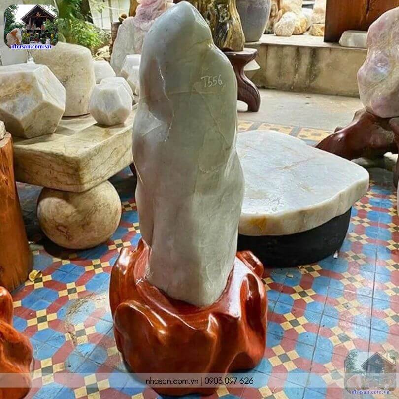 Tổng thể trụ đá thạch anh trắng khối T556 kích thước lớn đặt trên đế gỗ vững chãi tại Kho Đá Nhà Sàn Tây Nguyên Tổng thể trụ đá thạch anh trắng khối T556 kích thước lớn đặt trên đế gỗ vững chãi tại Kho Đá Nhà Sàn Tây Nguyên