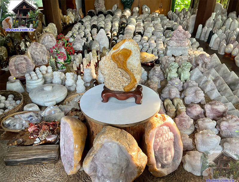 Giá của trụ đá thạch anh tự nhiên luôn dao động Giá của trụ đá thạch anh tự nhiên luôn dao động