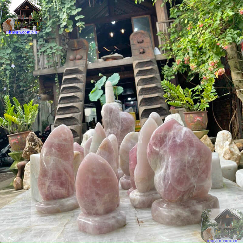 Trụ đá thạch anh hồng tự nhiên Trụ đá thạch anh hồng tự nhiên