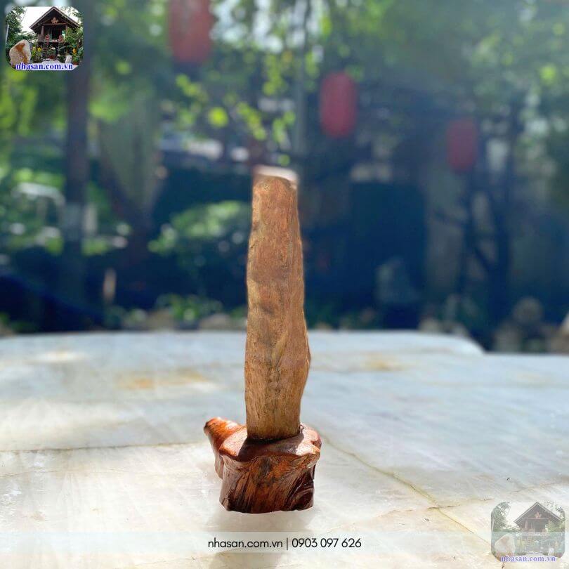 Cạnh bên của trụ gỗ hóa đá chữ Tài Lộc GHT62 dưới nắng giữa kho đá Nhà Sàn Tây Nguyên Cạnh bên của trụ gỗ hóa đá chữ Tài Lộc GHT62 dưới nắng giữa kho đá Nhà Sàn Tây Nguyên