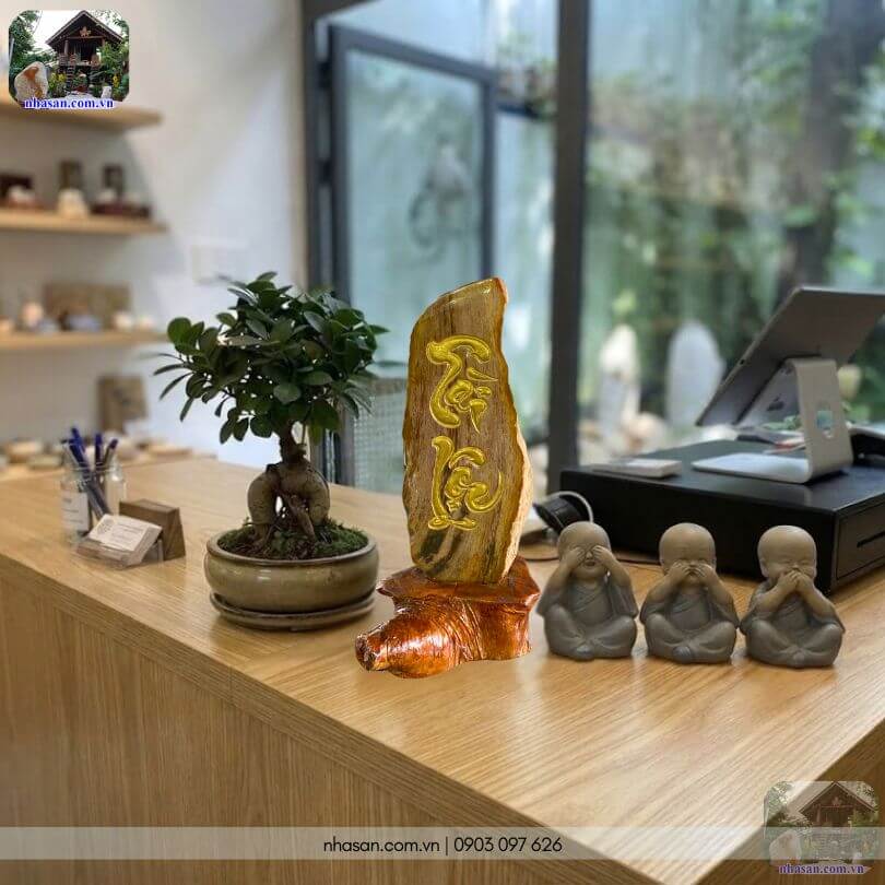 Đặt trụ gỗ hóa đá khắc chữ Tài Lộc tự nhiên GHT62 tại quầy thu ngân Đặt trụ gỗ hóa đá khắc chữ Tài Lộc tự nhiên GHT62 tại quầy thu ngân
