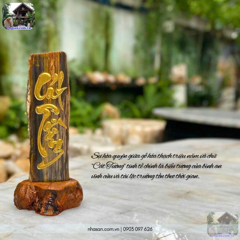 Chữ Cát Tường khắc thư pháp tô nhũ vàng trên trụ gỗ hóa thạch tự nhiên, lời chúc an lành bền lâu Chữ Cát Tường khắc thư pháp tô nhũ vàng trên trụ gỗ hóa thạch tự nhiên, lời chúc an lành bền lâu