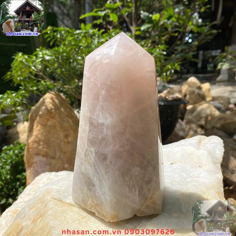 Trụ lục giác đá thạch anh hồng là một vật phẩm phong thủy và trang trí cao cấp Trụ lục giác đá thạch anh hồng là một vật phẩm phong thủy và trang trí cao cấp