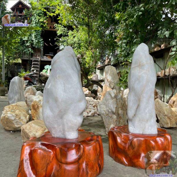 Sử dụng trụ đá thạch anh trắng để trấn trước cửa nhà Sử dụng trụ đá thạch anh trắng để trấn trước cửa nhà