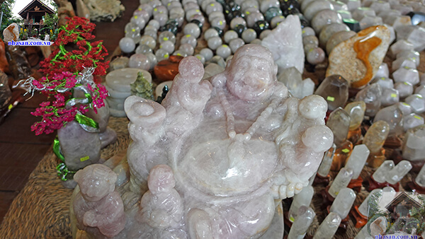 Tượng Phật Di Lặc được chế tác bằng đá thạch anh hồng Tượng Phật Di Lặc được chế tác bằng đá thạch anh hồng