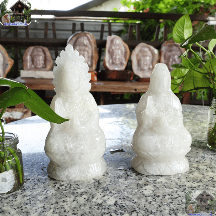 Phật Quan Âm, hay Quan Thế Âm Bồ Tát, là biểu tượng của lòng từ bi, sự bao dung và tình yêu thương Phật Quan Âm, hay Quan Thế Âm Bồ Tát, là biểu tượng của lòng từ bi, sự bao dung và tình yêu thương