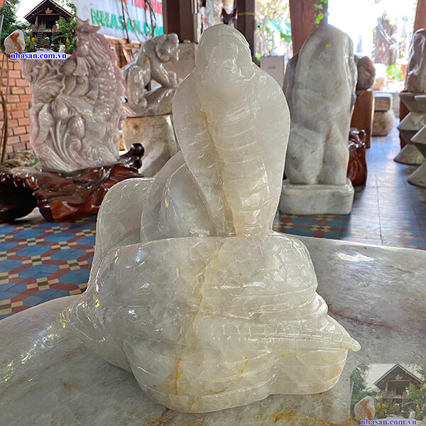 Tượng Rắn ngậm ngọc thạch anh tại Nhà Sàn Tây Nguyên Tượng Rắn ngậm ngọc thạch anh tại Nhà Sàn Tây Nguyên