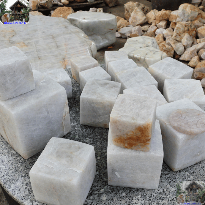 Đá thạch anh vuông chôn dưới nền nhà  Đá thạch anh vuông chôn dưới nền nhà