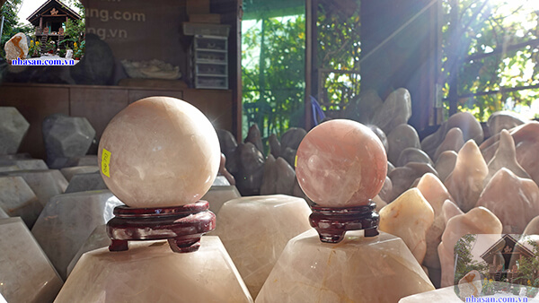 Quả cầu đá thạch anh tượng trưng cho uy quyền địa vị Quả cầu đá thạch anh tượng trưng cho uy quyền địa vị