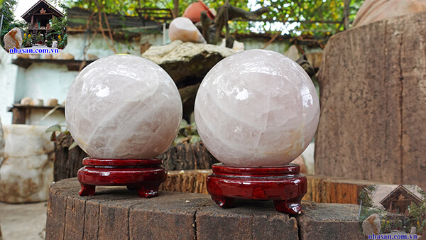 Quả cầu đá thạch anh hồng đặt tại phòng ngủ Quả cầu đá thạch anh hồng đặt tại phòng ngủ