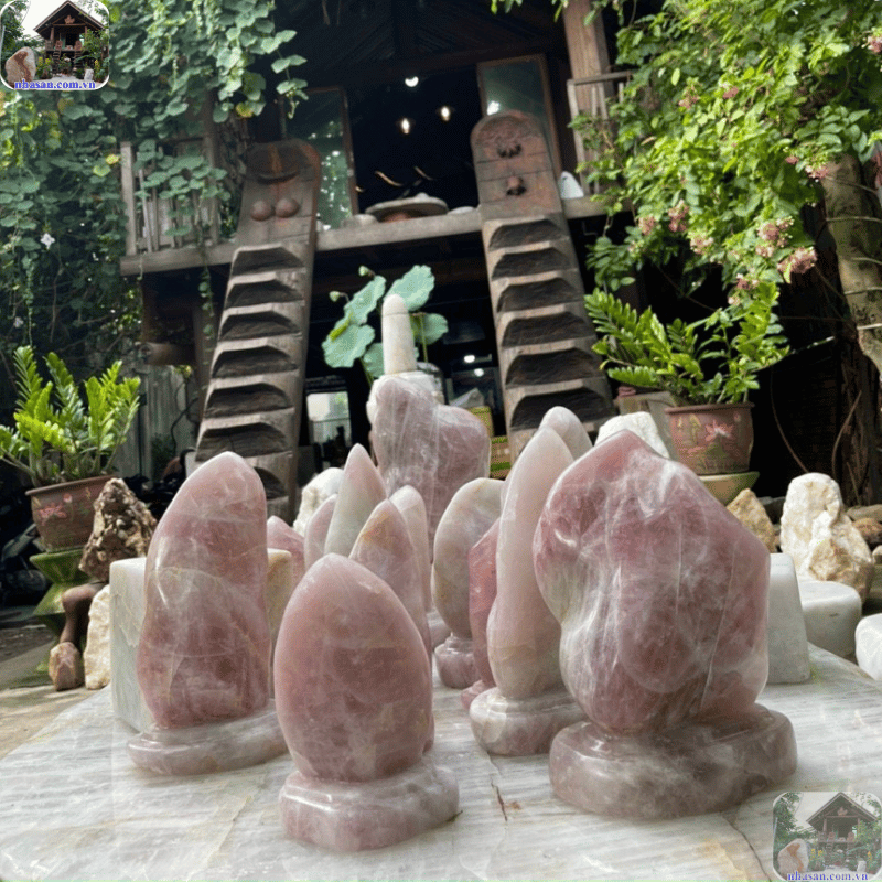 Vật phẩm phong thủy phòng khách không chỉ mang ý nghĩa trang trí mà còn để kích hoạt các nguồn năng lượng tốt Vật phẩm phong thủy phòng khách không chỉ mang ý nghĩa trang trí mà còn để kích hoạt các nguồn năng lượng tốt