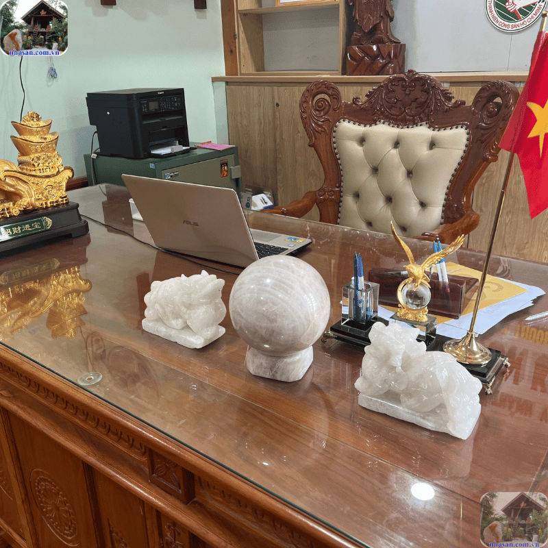 Tỳ hưu đá thạch anh được bày trí tại phòng làm việc Tỳ hưu đá thạch anh được bày trí tại phòng làm việc