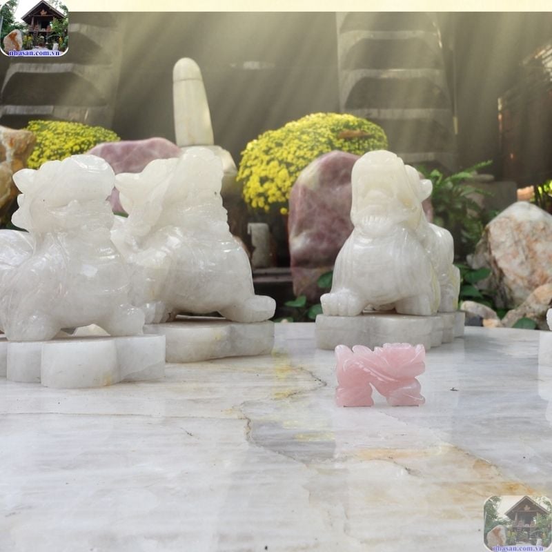 Vật phẩm đá thạch anh trắng đặt phòng khách để thanh lọc năng lượng xấu Vật phẩm đá thạch anh trắng đặt phòng khách để thanh lọc năng lượng xấu