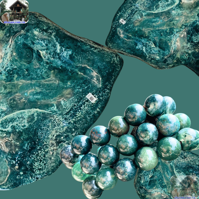 Chalcedony là bề mặt mịn màng, ánh sáng nhẹ nhàng phản chiếu qua lớp đá Chalcedony là bề mặt mịn màng, ánh sáng nhẹ nhàng phản chiếu qua lớp đá