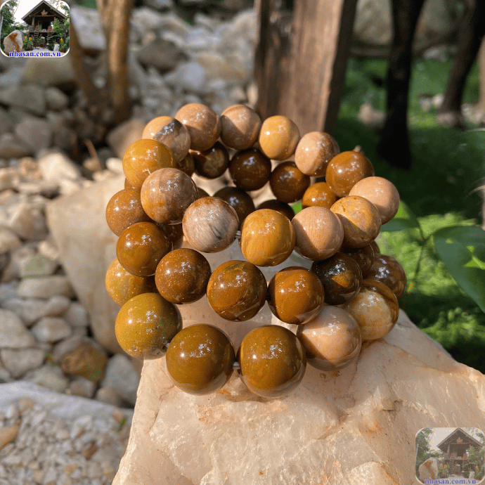 Chalcedony đã được xem là biểu tượng của sự bình an, cân bằng và hòa hợp Chalcedony đã được xem là biểu tượng của sự bình an, cân bằng và hòa hợp