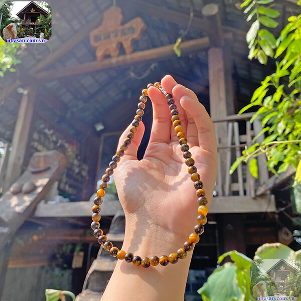 Vòng cổ đá mắt hổ vàng nâu tự nhiên mệnh danh là viên đá dũng khí Vòng cổ đá mắt hổ vàng nâu tự nhiên mệnh danh là viên đá dũng khí