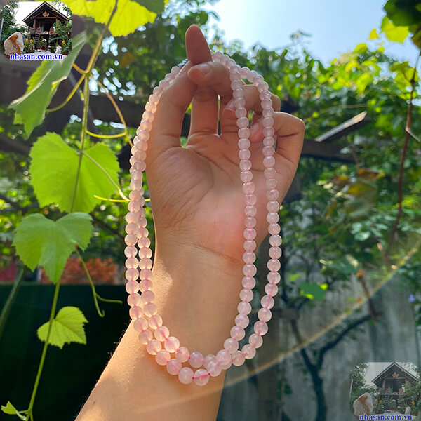 Đeo vòng cổ đá thạch anh hồng tự nhiên giúp thu hút tình duyên Đeo vòng cổ đá thạch anh hồng tự nhiên giúp thu hút tình duyên