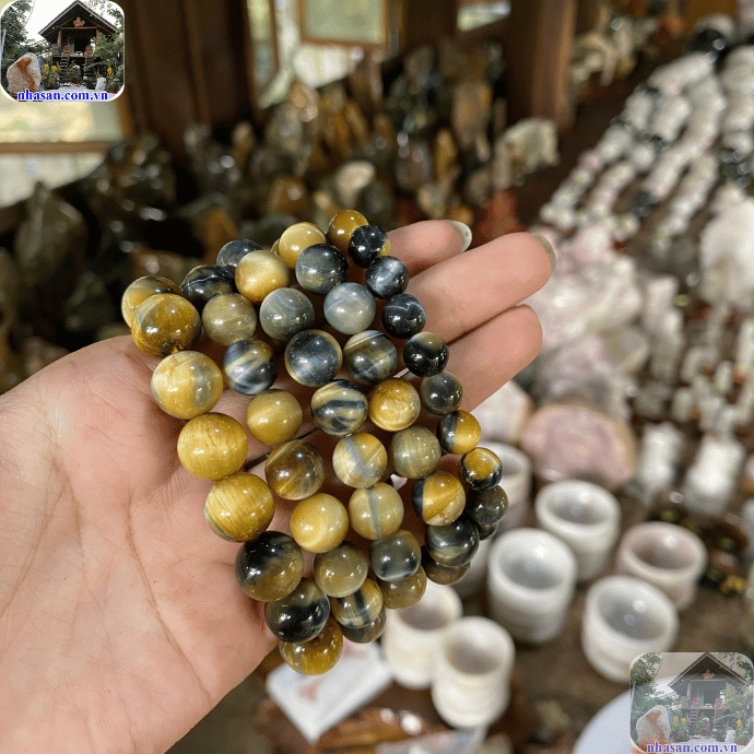 Vòng đá mắt mèo là một trong những loại trang sức phong thủy được ưa chuộng Vòng đá mắt mèo là một trong những loại trang sức phong thủy được ưa chuộng