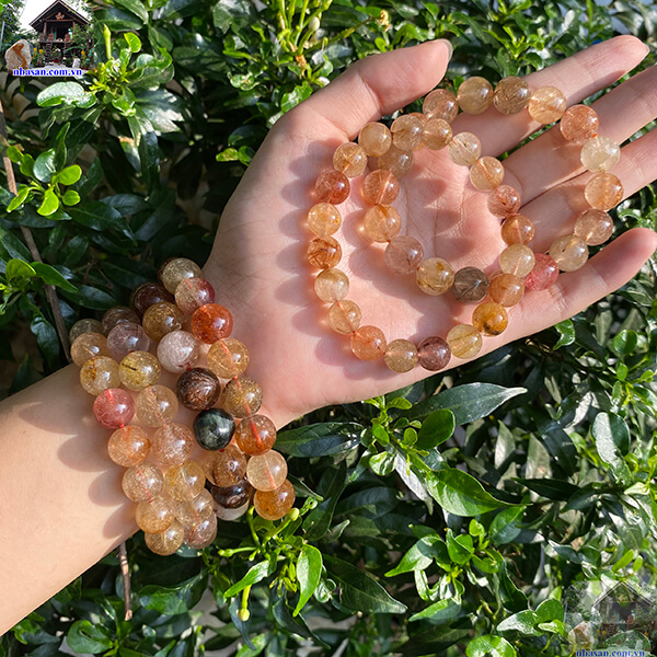 Vòng tay tóc tam tài là sự kết hợp từ 3 màu đá thạch anh tóc Vòng tay tóc tam tài là sự kết hợp từ 3 màu đá thạch anh tóc