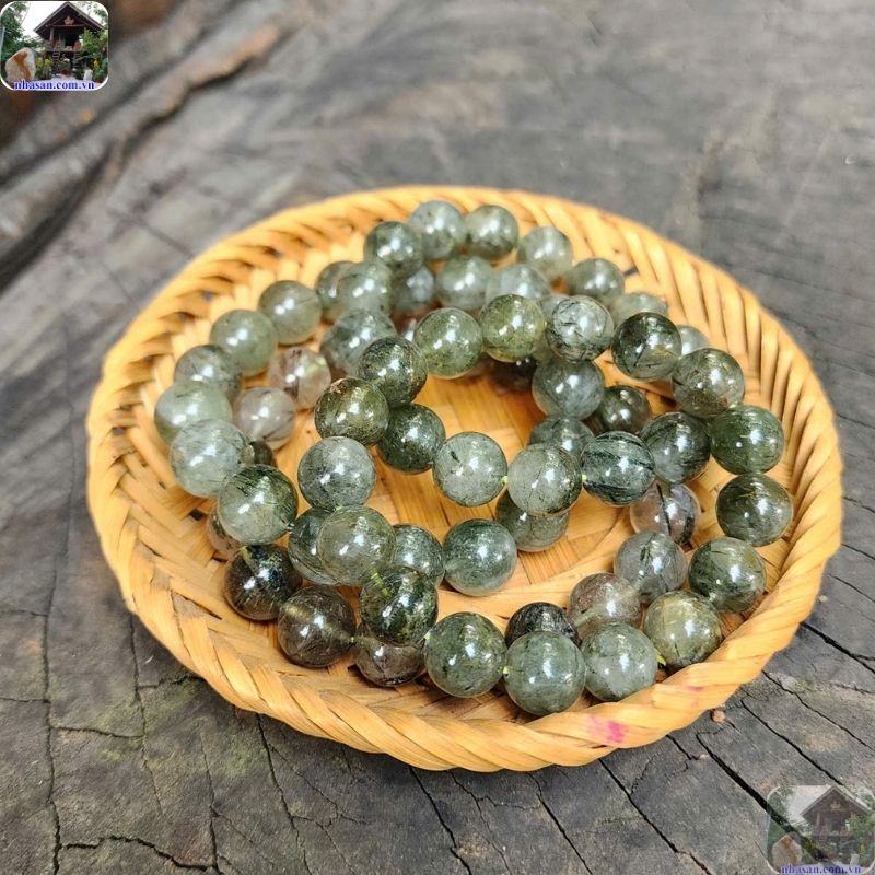 Vòng tay 18 hạt (hay còn gọi là chuỗi hạt 18 viên) là một dạng biến thể phổ biến của tràng hạt niệm Phật Vòng tay 18 hạt (hay còn gọi là chuỗi hạt 18 viên) là một dạng biến thể phổ biến của tràng hạt niệm Phật