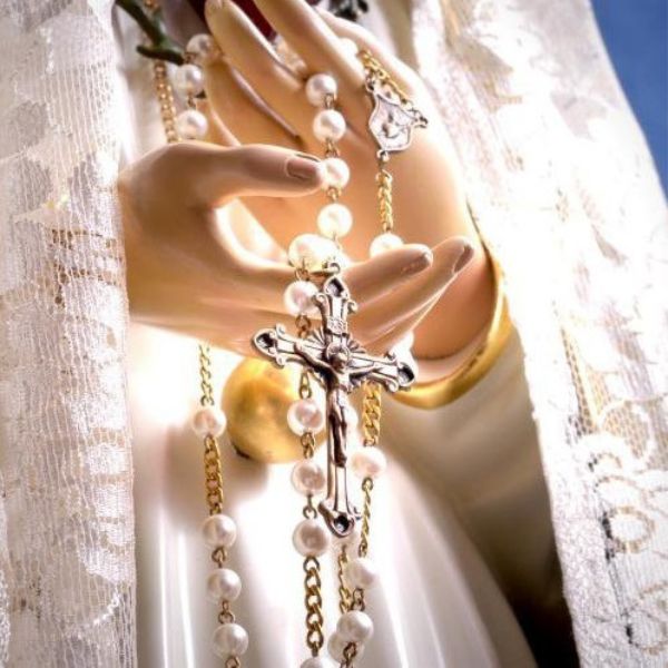 Đọc một lần kinh Kính Mừng là dâng cho Đức Mẹ một bông hoa hồng Đọc một lần kinh Kính Mừng là dâng cho Đức Mẹ một bông hoa hồng