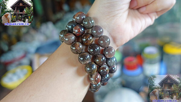 Đeo vòng gỗ hóa thạch giúp đón nhận năng lượng tích cực Đeo vòng gỗ hóa thạch giúp đón nhận năng lượng tích cực