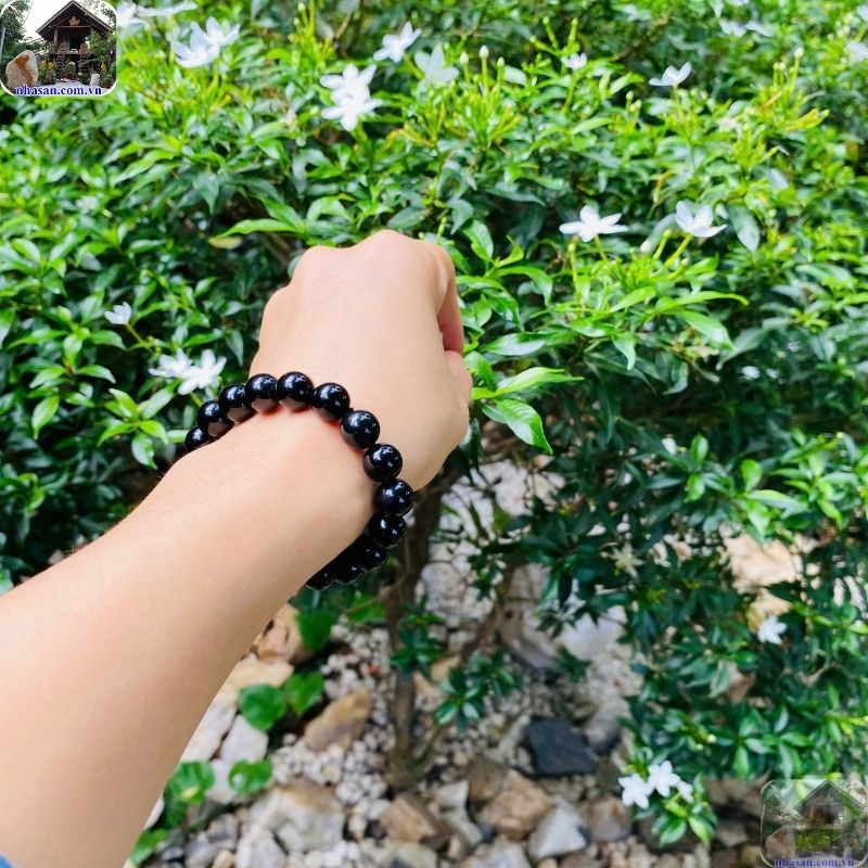 Obsidian được xem có khả năng bảo vệ, trừ tà và thanh tẩy năng lượng xấu Obsidian được xem có khả năng bảo vệ, trừ tà và thanh tẩy năng lượng xấu