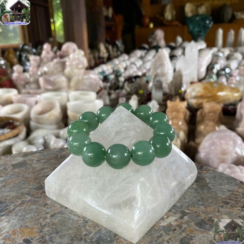 Aventurine là đá của thiên nhiên, nên cách nạp năng lượng tốt nhất là phơi dưới ánh trăng rằm Aventurine là đá của thiên nhiên, nên cách nạp năng lượng tốt nhất là phơi dưới ánh trăng rằm