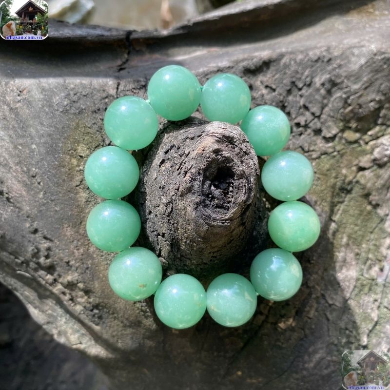 Aventurine là một biến thể thuộc đại gia đình Thạch Anh (Quartz) Aventurine là một biến thể thuộc đại gia đình Thạch Anh (Quartz)
