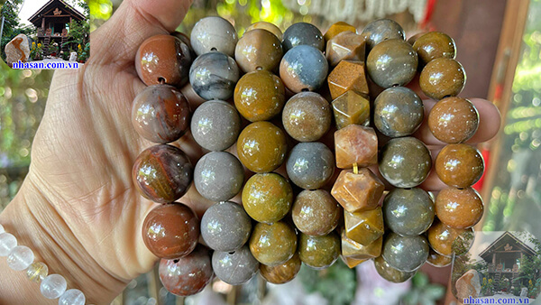 Vòng tay canxedon tự nhiên sẽ chứa màu sắc và hoa văn khác nhau Vòng tay canxedon tự nhiên sẽ chứa màu sắc và hoa văn khác nhau