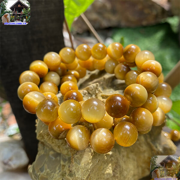 Vòng tay đá mắt hổ vàng tâm mang vẻ đẹp quyền lực, mạnh mẽ Vòng tay đá mắt hổ vàng tâm mang vẻ đẹp quyền lực, mạnh mẽ