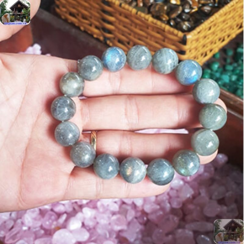 Hãy chọn những viên đá có nền trắng trong và hiệu ứng ánh sáng xanh lam rõ nét Hãy chọn những viên đá có nền trắng trong và hiệu ứng ánh sáng xanh lam rõ nét