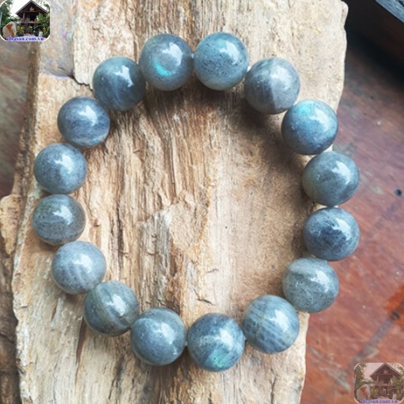 Đá Moonstone thường có màu trắng, trắng đục, phớt xanh lam Đá Moonstone thường có màu trắng, trắng đục, phớt xanh lam