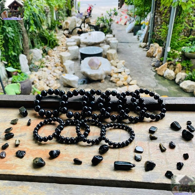 Obsidian mang trong mình vẻ đẹp huyền bí của bóng đêm và sức mạnh mãnh liệt Obsidian mang trong mình vẻ đẹp huyền bí của bóng đêm và sức mạnh mãnh liệt