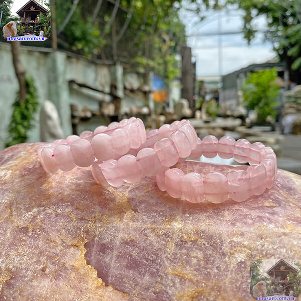 Đeo vòng tay giúp tạo ra những rung cảm tích cực Đeo vòng tay giúp tạo ra những rung cảm tích cực