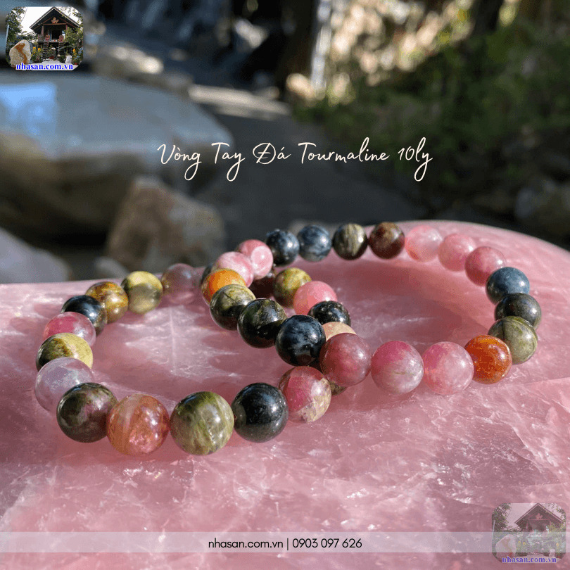 Tourmaline là một khoáng vật silicat phức hợp chứa các nguyên tố như nhôm, sắt, magie, natri, litium... Tourmaline là một khoáng vật silicat phức hợp chứa các nguyên tố như nhôm, sắt, magie, natri, litium...