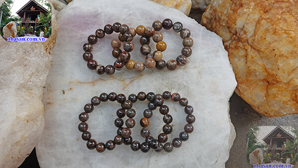 Vòng tay có màu sắc và kích thước đa dạng Vòng tay có màu sắc và kích thước đa dạng