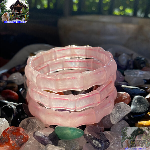 Thạch anh hồng là biểu tượng của tình yêu, hạnh phúc và sự may mắn Thạch anh hồng là biểu tượng của tình yêu, hạnh phúc và sự may mắn